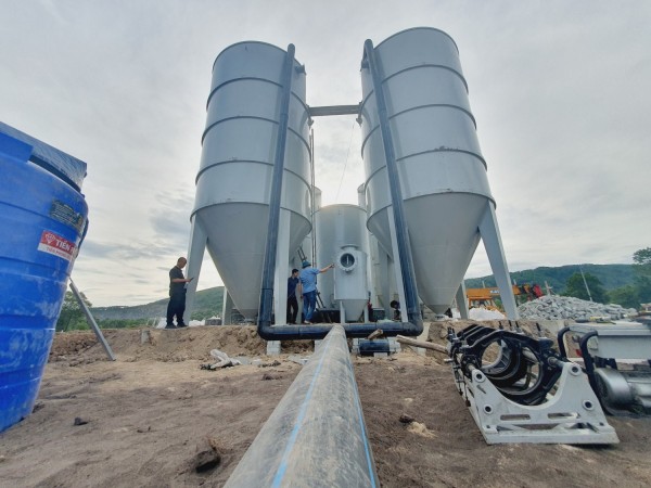 Nhà máy nước tại Hồ Đá Bạc đang được gấp rút xây dựng để phục vụ người dân đang thiếu nước tại thị xã Hồng Lĩnh.