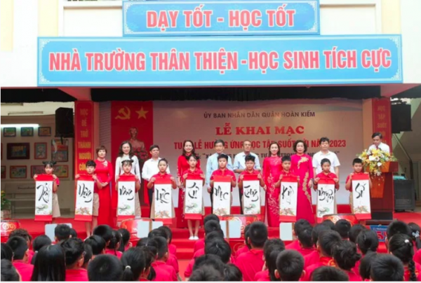 Các đại biểu quận Hoàn Kiếm gửi thông điệp học tập suốt đời.