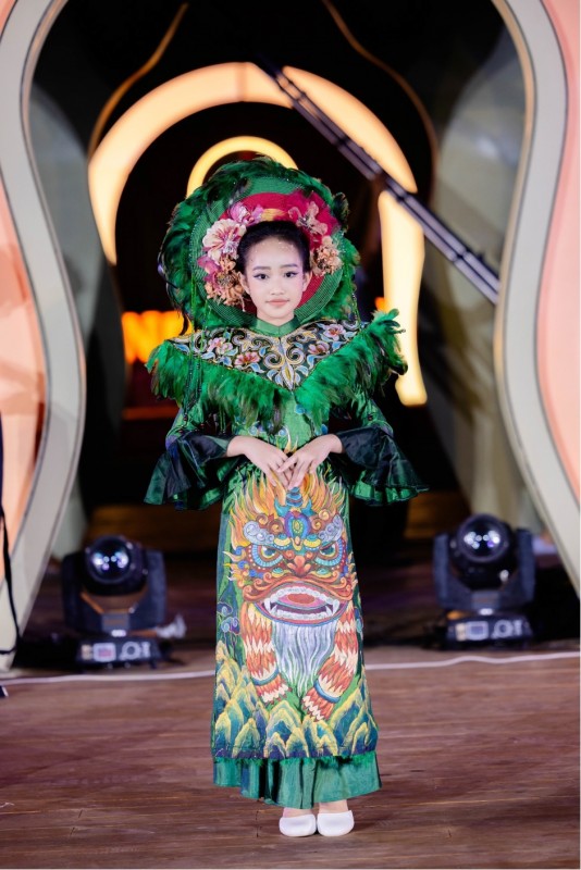Model nhí Đặng Kim Hương mang áo dài đến với nước bạn tại sự kiện giao lưu văn hoá Trung - Việt