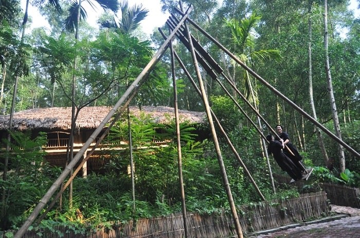 Những ngôi nhà sàn truyền thống dân tộc Tày trong khu sinh thái Thái Hải...