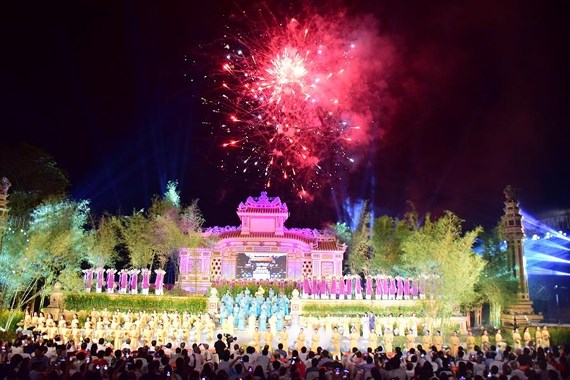 Lộng lẫy đêm khai mạc Festival nghề truyền thống Huế 2019