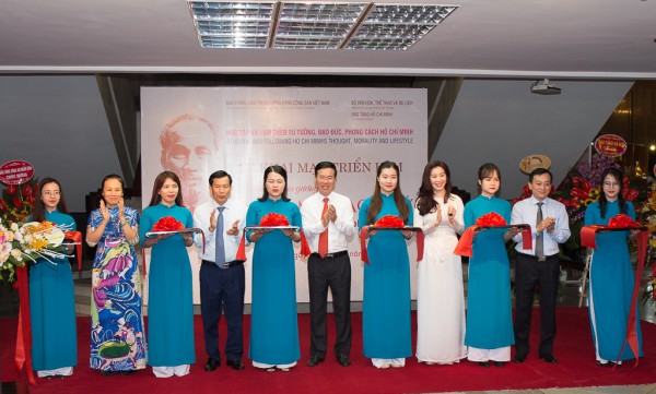 Khai mạc triển lãm "Những tấm gương bình dị mà cao quý"