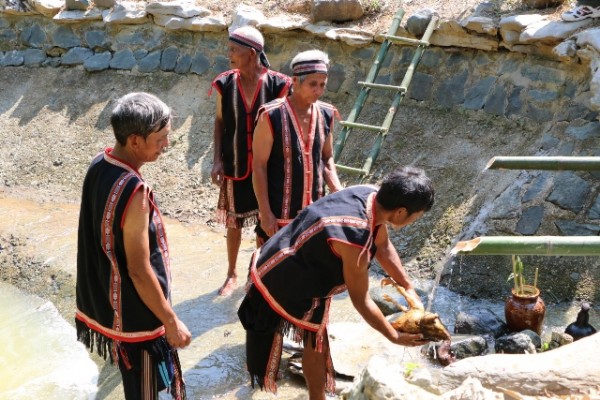 Tâm thức về nước qua lễ cúng nước giọt của người Jrai: Lễ cúng thần Nước - Biểu tượng sự kết nối cộng đồng