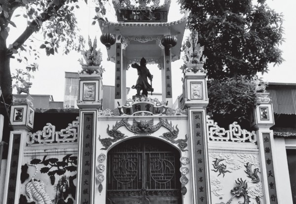 Đền Đức Thánh Trần bên bến Đông Bộ Đầu