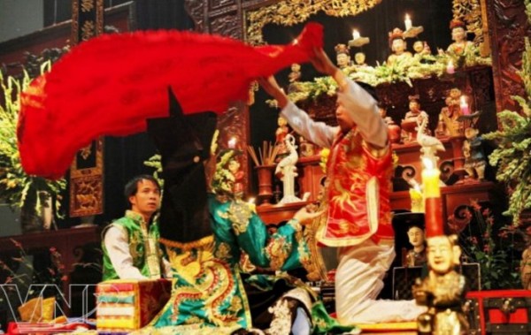 Ảnh hưởng của xu hướng hiện đại trong nghi lễ hầu đồng