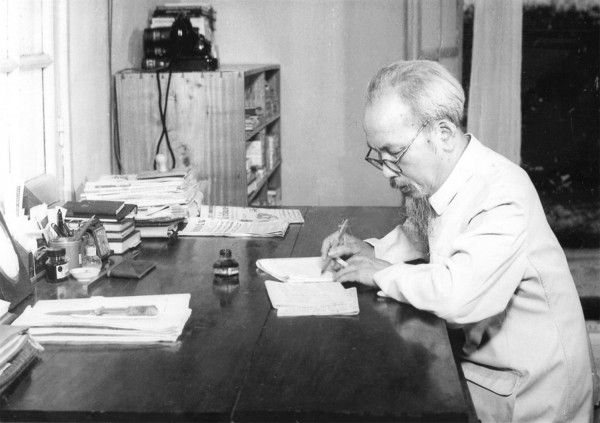 Bác Hồ viết di chúc