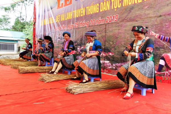 Hà Giang: Đặc sắc nghề dệt lanh của người Mông vùng Cao nguyên đá