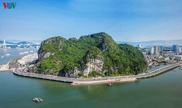 Ngắm vịnh di sản từ con đường bao biển đẹp nhất Hạ Long