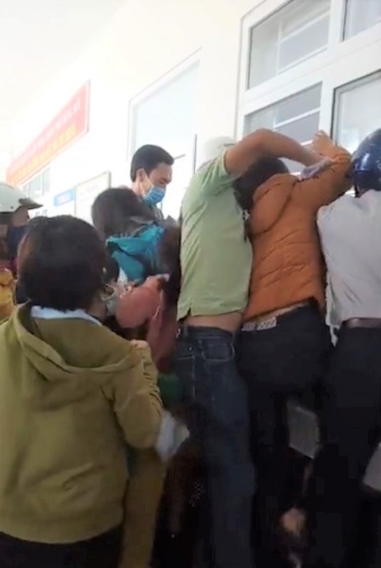 Sau cách ly xã hội: Người dân chen nhau làm hồ sơ