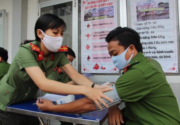Dưới sự chỉ đạo của Đảng ủy, Ban Giám đốc Công an tỉnh, CBCS Công an toàn tỉnh An Giang đã chủ động hưởng ứng phong trào Hiến máu tình nguyện