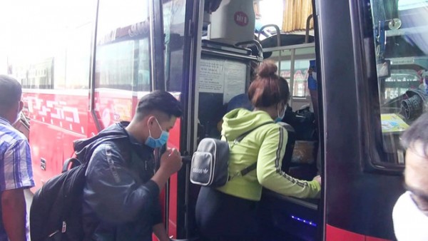 Sinh viên 'bấm bụng' mua vé xe giá cao để trở lại trường