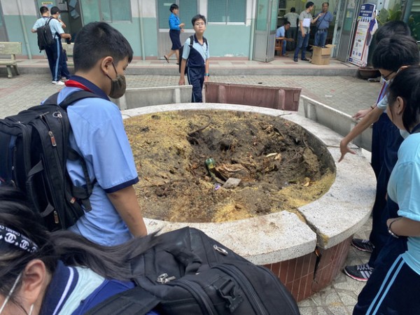 Quặn lòng những cánh thư bạn cùng lớp viết gửi nam sinh vừa ra đi vì cây phượng đổ: "Tao có vẽ hộp cơm cho mày đấy"