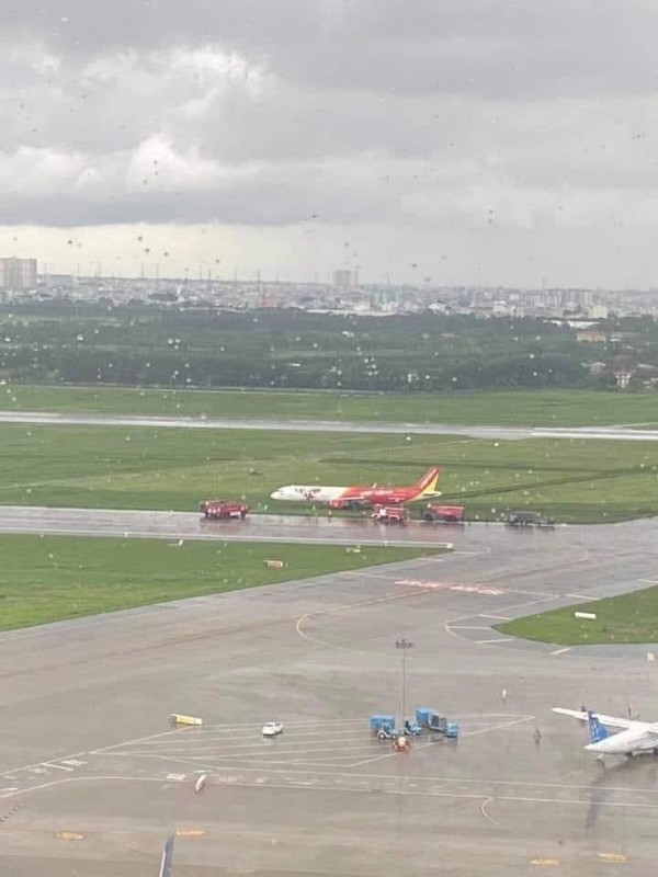 Máy bay Vietjet Air hạ cánh trượt khỏi đường băng Tân Sơn Nhất