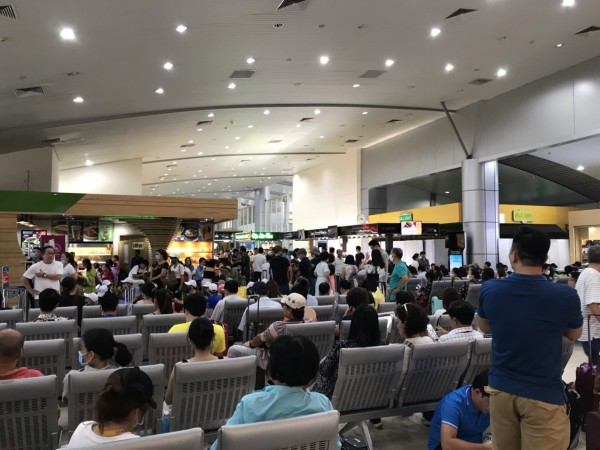 Hàng trăm hành khách kẹt cứng tại sân bay Cam Ranh sau sự cố máy bay VietJet Air tại Tân Sơn Nhất