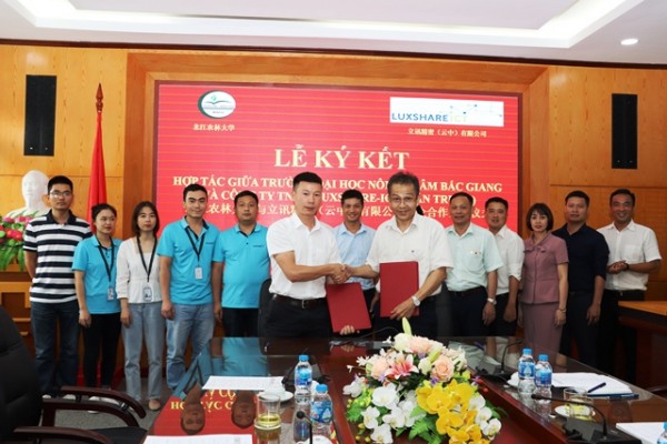 Lễ ký thỏa thuận hợp tác giữa Nhà trường và Công ty TNHH LUXSHARE ICT (Vân Trung)