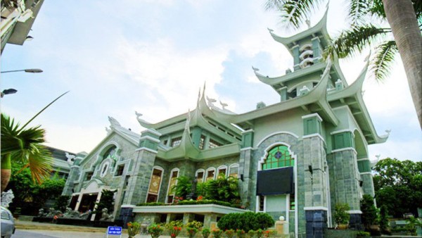 Nhà thờ Đa Minh Ba Chuông tọa lạc tại số 190 Lê Văn Sỹ, P.10, Q. Phú Nhuận, TP. HCM là nhà thờ của dòng Đa Minh Việt Nam