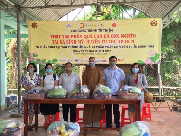 Tạp chí Truyền thống và Phát triển đồng hành cùng nhà hảo tâm phát quà cho bà con nghèo tại Xã Bình Mỹ, Củ Chi.