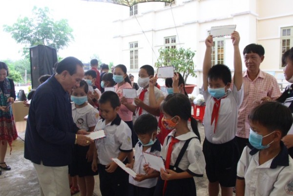 Truyền thống và Phát triển vui Trung thu cùng người dân và các em học sinh có hoàn cảnh khó khăn tỉnh Tây Ninh
