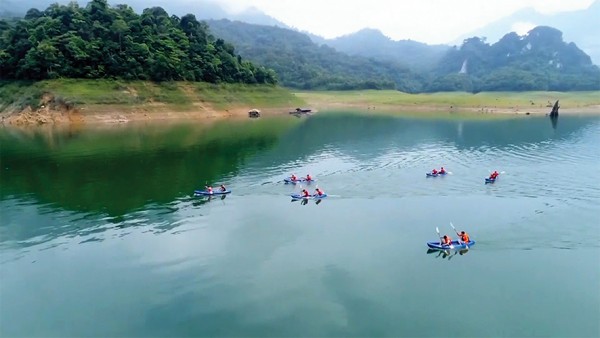 Đua thuyền Kayak trên hồ Thủy điện Tuyên Quang