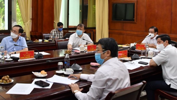 Lãnh đạo Bộ NN&PTNT và Bộ Công Thương dự cuộc họp trực tuyến tại đầu cầu Hà Nội.