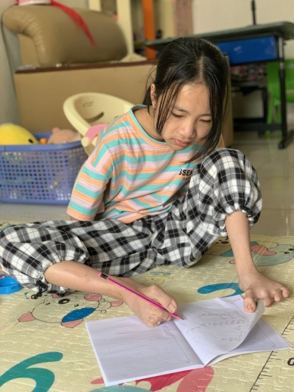 Nghị lực phi thường của cô bé tật nguyền không tay