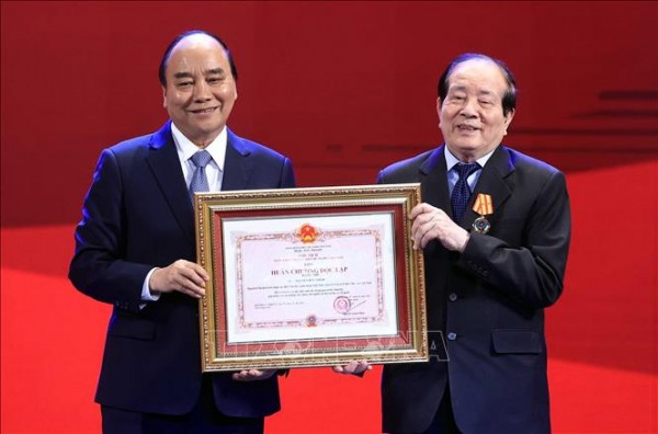 Nhà thơ Hữu Thỉnh được tặng Huân chương Độc lập