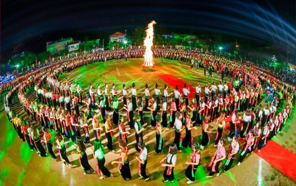 Những vòng xòe rộng mở cũng giống như tấm lòng hiếu khách của đồng bào Thái trên quê hương Mường Lò.
