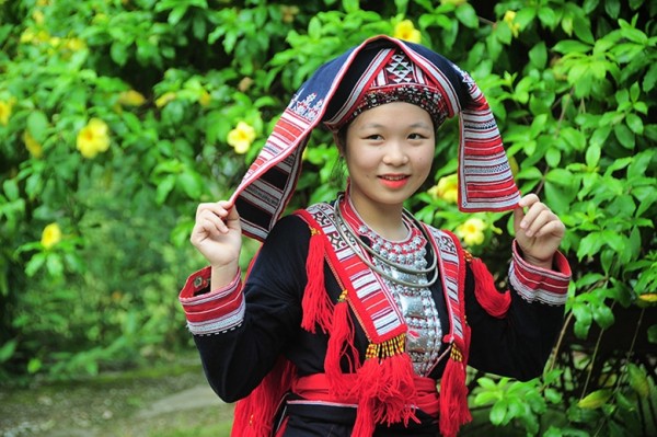 Với người phụ nữ dân tộc Dao, chuyện ăn mặc rất được coi trọng, trang phục của họ thể hiện khả năng thẩm mỹ, sự sáng tạo, tinh tế trên từng đường kim, mũi chỉ. Ngay từ khi còn nhỏ, các cô gái Dao đã được các bà, mẹ truyền dạy cho cách kéo sợi, dệt vải hay