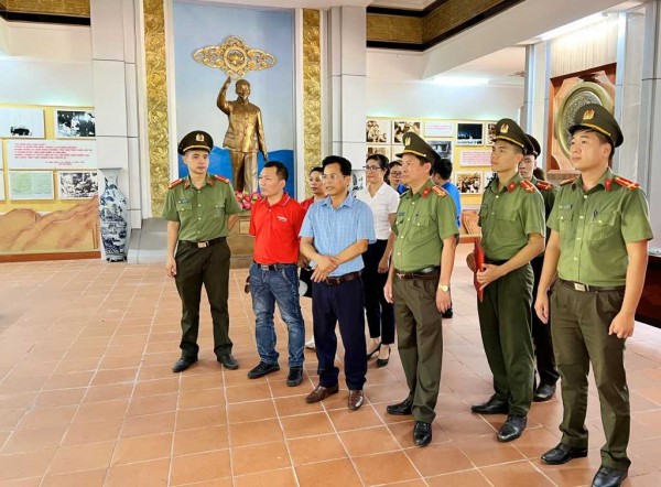 Khu di tích lưu niệm Bác Hồ trên đảo Ngọc Vừng thường xuyên là điểm tham quan, giáo dục truyền thống cách mạng cho cán bộ, chiến sĩ các đơn vị