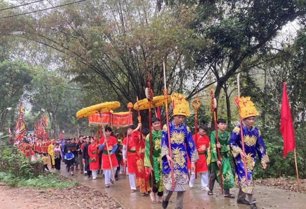 Nghi thức rước Kiệu Ông, kiệu Bà từ Đình Mường Đòn để tế lễ - Ảnh: Quách Phúc