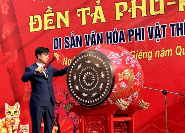 Lãnh đạo phường Hoàng Văn Thụ đánh trống Khai hội Lễ hội đền Tả Phủ - Kỳ Lừa