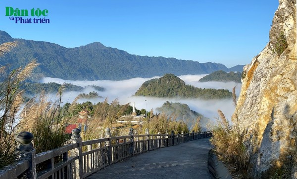 Biển mây bồng bềnh nhìn từ đỉnh Long Tỷ Phùng