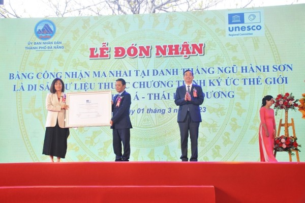Lãnh đạo TP Đà Nẵng và quận Ngũ Hành Sơn đón nhận Bằng công nhận di sản tư liệu Mai nhai thuộc Chương trình Ký ức thế giới khu vực châu Á-Thái Bình Dương.