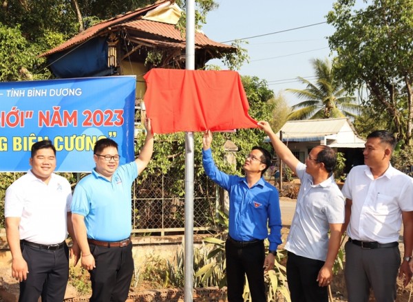 Hội LHTN Việt Nam 2 tỉnh Bình Dương, Bình Phước bàn giao công trình “Ánh sáng biên cương”