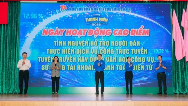Lãnh đạo Trung ương Đoàn, Thành Đoàn TPHCM và huyện Bình Chánh thực hiện nghi thức khởi động ngày hoạt động cao điểm (Ảnh: thanhdoantphcm)