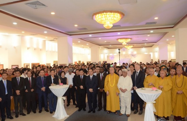 Các vị lãnh đạo, BTC, quý khách mời, đông đảo đoàn viên thanh niên và người dân đến tham quan xem tranh tại triển lãm.