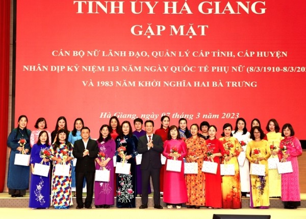 Bí thư Tỉnh ủy Đặng Quốc Khánh và Trưởng ban Tổ chức Tỉnh ủy Nguyễn Minh Tiến tặng hoa và quà chúc mừng các đồng chí cán bộ nữ lãnh đạo, quản lý cấp tỉnh. (Ảnh: Duy Tuấn/BHG)