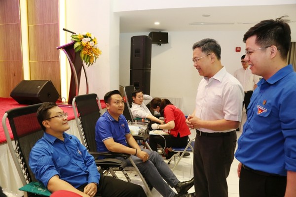 PGS.TS. Nguyễn Hà Thanh, Viện trưởng Viện Huyết học – Truyền máu Trung ương cảm ơn cán bộ đoàn tham gia hiến máu.