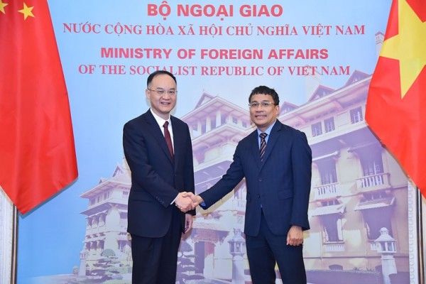 Thứ trưởng Thường trực Bộ Ngoại giao Nguyễn Minh Vũ và Trợ lý Bộ trưởng Bộ Ngoại giao Trung Quốc Nông Dung.