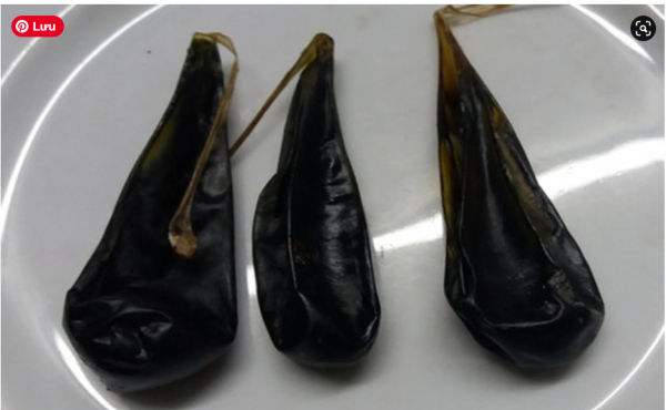 Nuốt mật lợn sống là phương pháp dân gian mà nhiều người áp dụng với mong muốn sẽ không bị đau bụng sau sinh. Ảnh minh họa