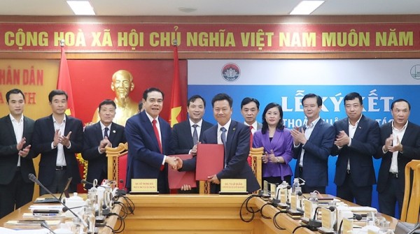 Chủ tịch UBND tỉnh Võ Trọng Hải và Giám đốc Đại học Quốc gia Hà Nội ký kết thỏa thuận hợp tác (Ảnh: Anh Tấn)