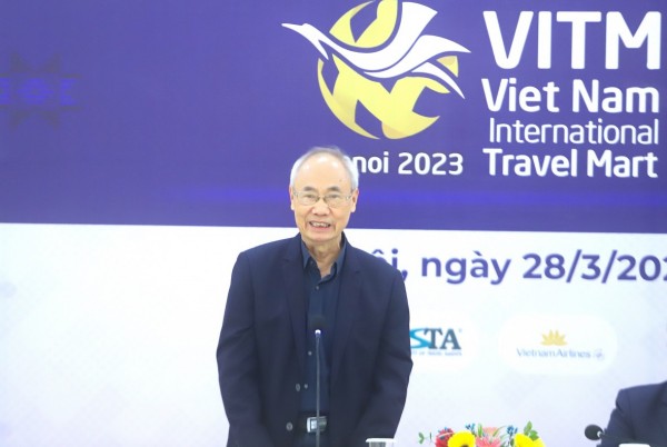 Chủ tịch Hiệp hội Du lịch Việt Nam Vũ Thế Bình phát biểu tại Họp báo.