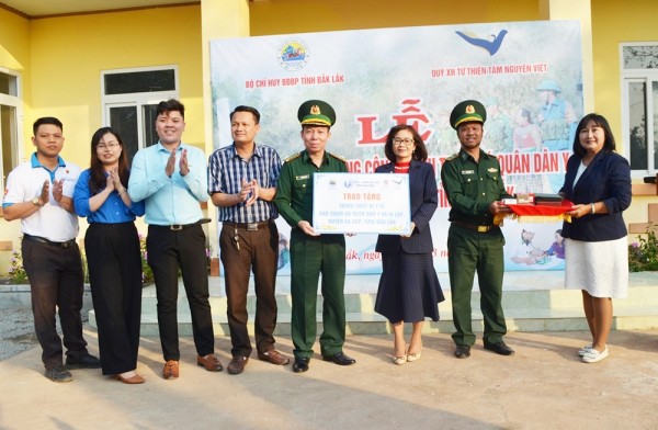 Đại diện các đơn vị trao tặng một số trang thiết bị cho Trạm xá quân dân y xã Ia Lốp