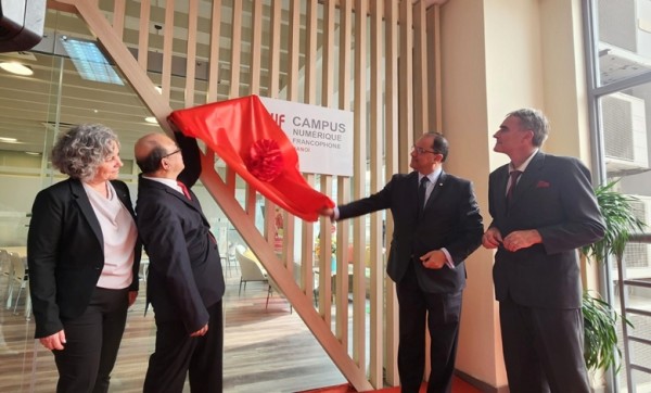 Hiệu trưởng Đại học Bách Khoa Hà Nội, Giáo sư Huỳnh Quyết Thắng và Tổng giám đốc Tổ chức Đại học Pháp ngữ, Giáo sư Slim Khalbous kéo băng khai trương Trung tâm Công nghệ Giáo dục Pháp ngữ đầu tiên tại Hà Nội. (Ảnh: Lê Mai)