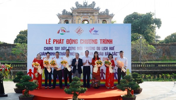 Thành phố Huế phối hợp với Sở Du lịch và Hiệp hội Du lịch tỉnh Thừa Thiên Huế tổ chức Lễ phát động Chương trình Chung tay xây dựng môi trường du lịch Huế “Văn minh - Thân thiện - An toàn - Giàu bản sắc”.