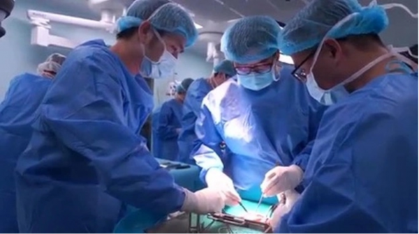 Các bác sĩ Vinmec sử dụng ni tơ lỏng diệt khối u và bảo tồn xương.