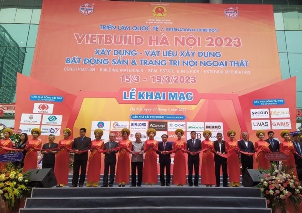 Các đại biểu cắt băng khai mạc triển lãm.