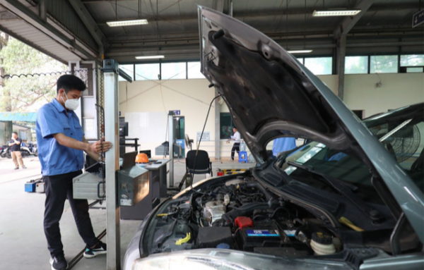 Kiến nghị cho phép áp dụng mỗi đơn vị đăng kiểm bố trí 1 đăng kiểm viên bậc cao thay quy định hiện hành mỗi dây chuyền kiểm định phải tối thiểu 3 đăng kiểm viên. Ảnh minh họa