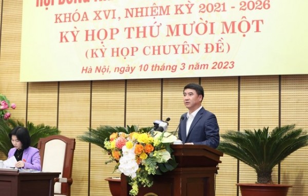 Giám đốc Sở Tài chính Hà Nội Nguyễn Xuân Lưu trình bày tờ trình tại hội nghị