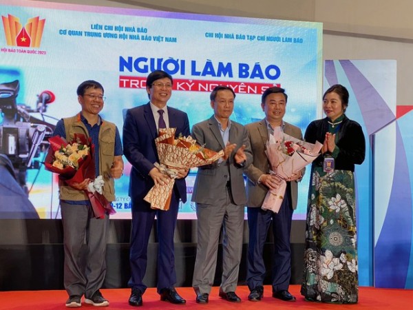Các diễn giả tham gia talkshow “Người làm báo trong kỷ nguyên số” cùng đại diện Ban Tổ chức - Ảnh: VGP/Minh Ngọc